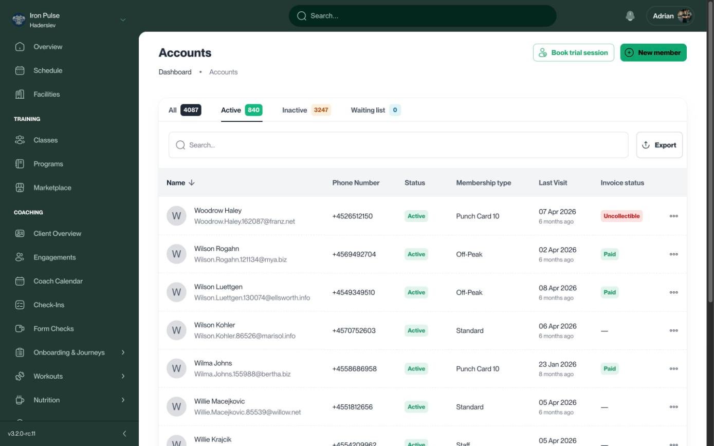 Medlemsliste i Booking Board med status, medlemskap og fakturastatus for hvert medlem
